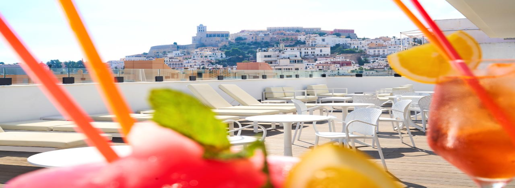 屋上にはテラスがあり、イビサタウンの眺めを楽しめます