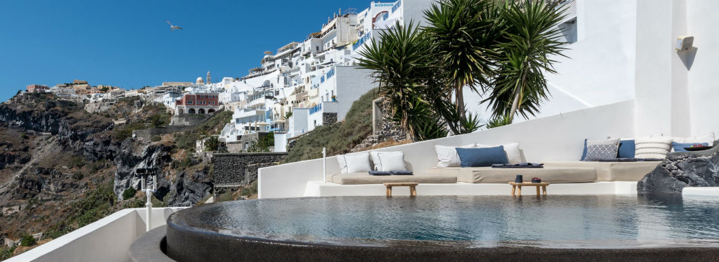 テラスから白いフィラの町並みが。