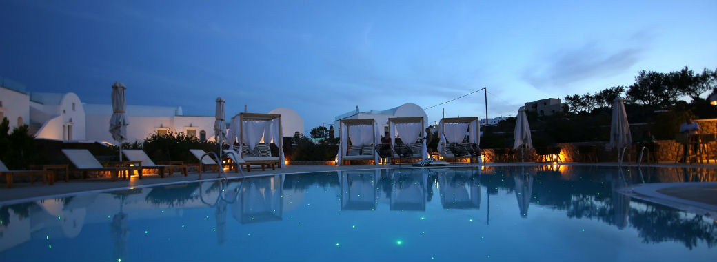 夜のプールサイド。