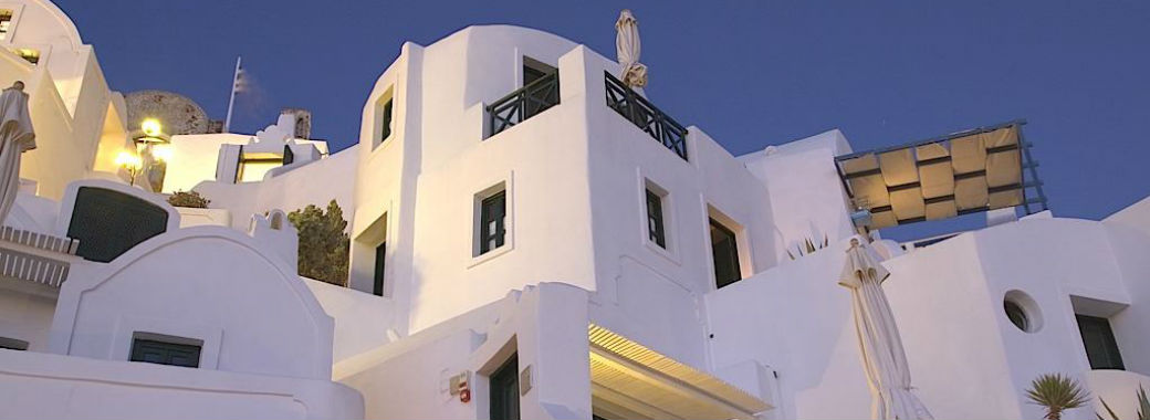 ギリシャらしい白い外観。