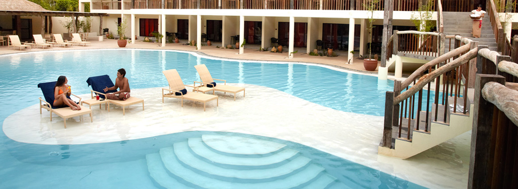 椰子の葉で作られた屋根が涼しげなお部屋でリラックス