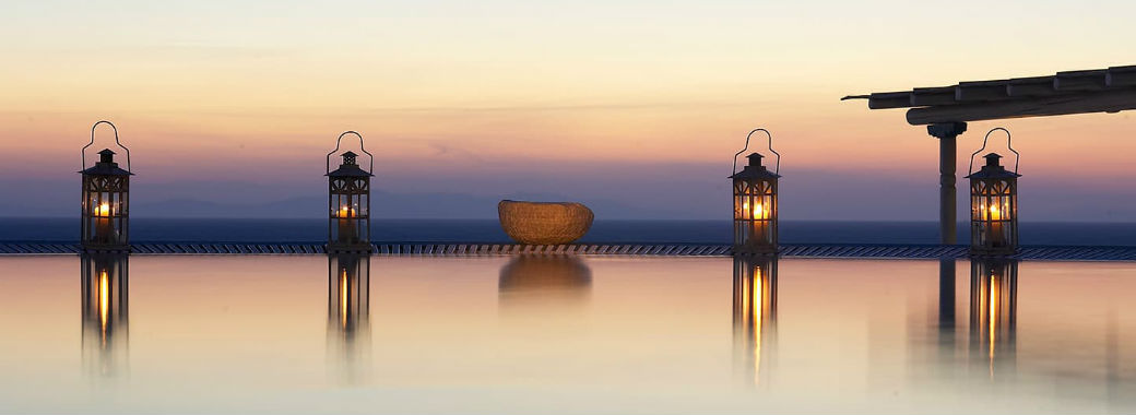 プールから見る夕日。