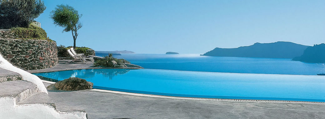 プールとつながるようにみえるエーゲ海。