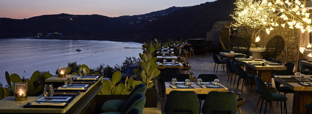 海が目の前のテラスでロマンチックに食事を。