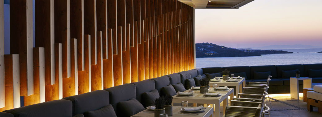 アースカラーで統一されたホテル内。