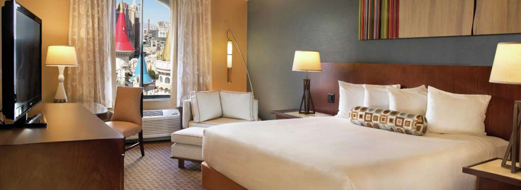 サンデッキに囲まれた 2 つの温水プール