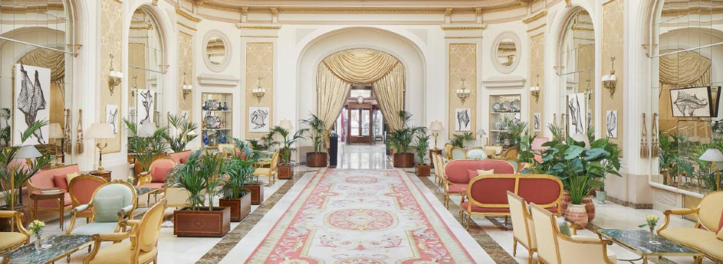 クラシカルなロビー