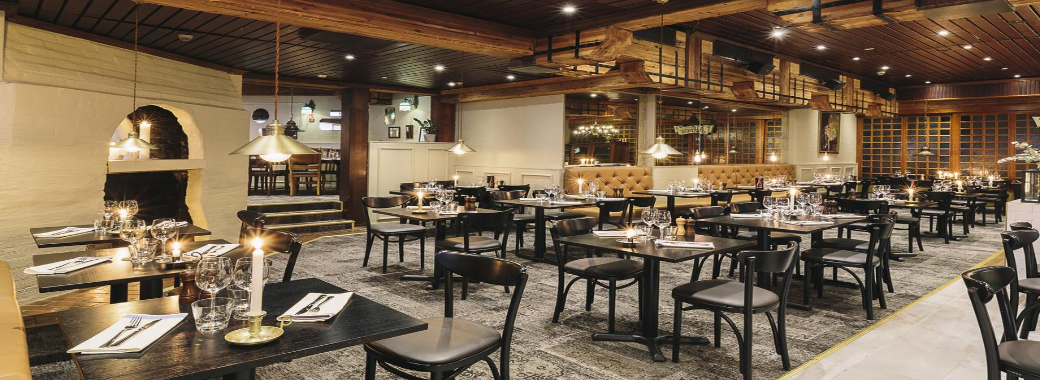 ウッドとキャンドルが暖かみを演出するレストラン