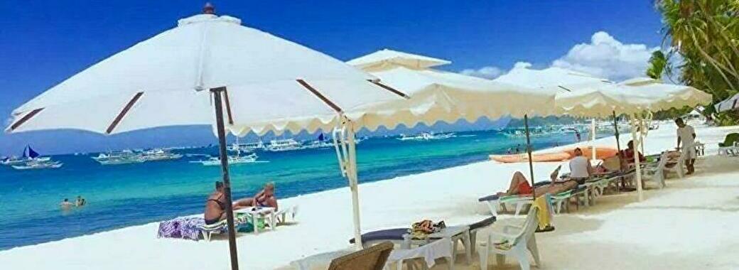 目の前には白砂のビーチ