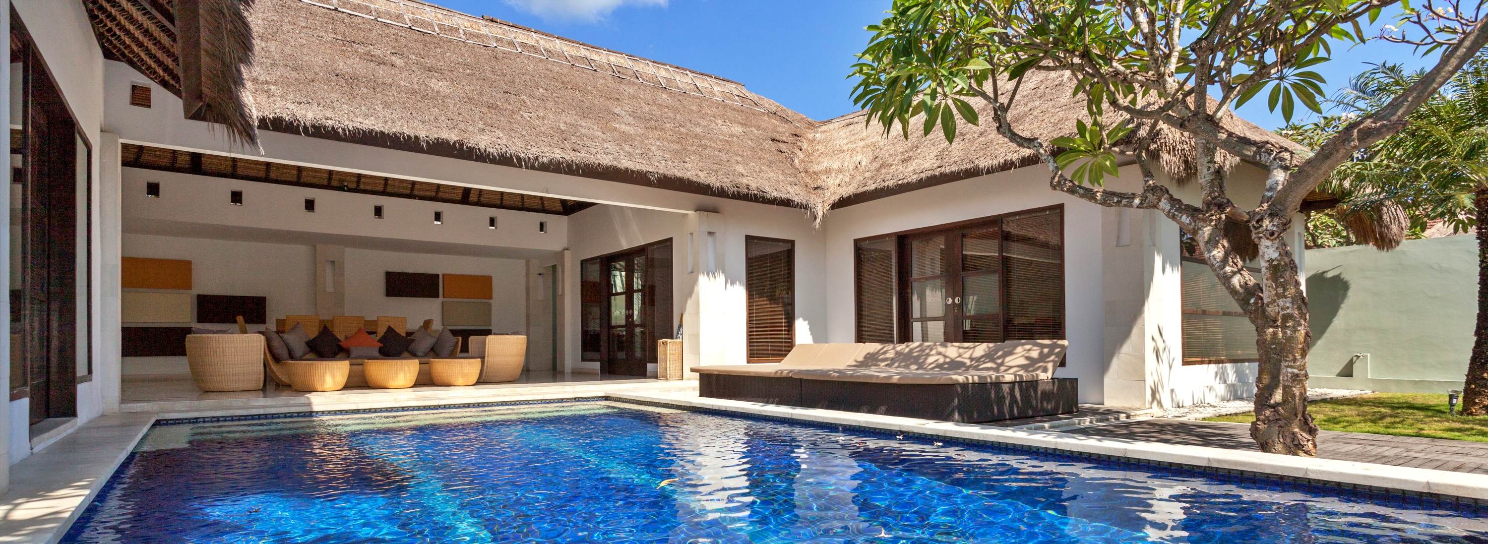 プライベートプールを臨むリビングスペース