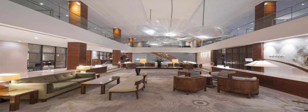 高級感溢れる広々としたロビー