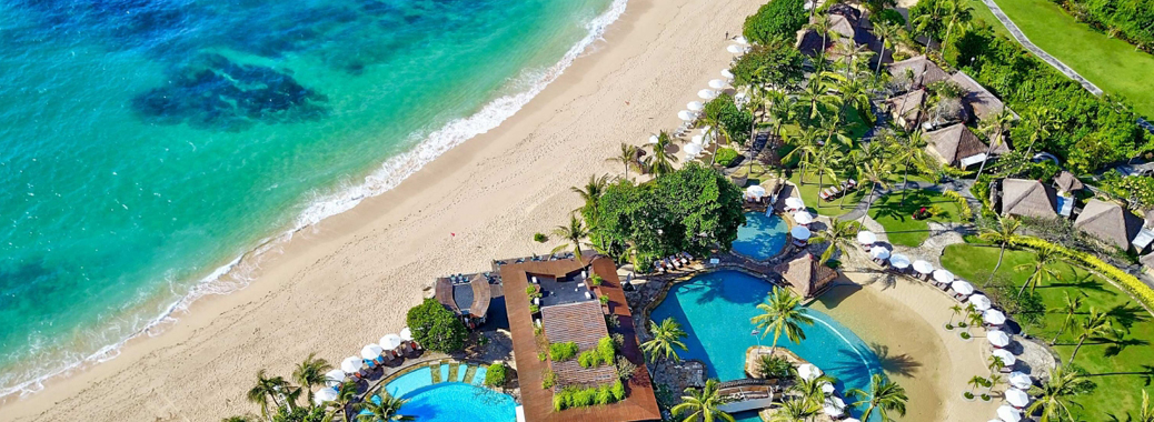 4つのプールと美しいビーチ