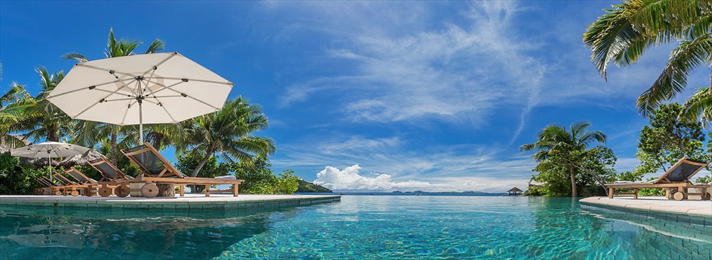 海へ続くようなインフィニティプール