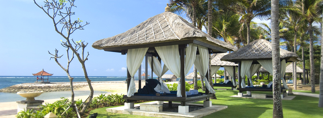 静かなビーチとガゼボ