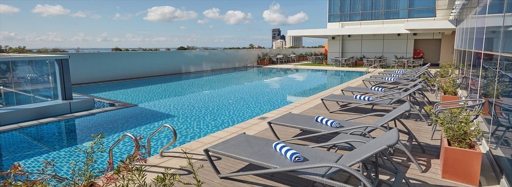 バー併設のプール