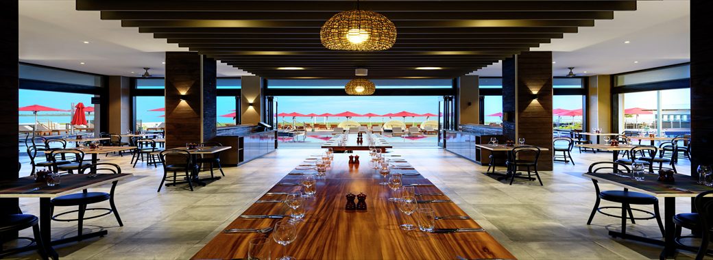 海が望めるダイニングエリア