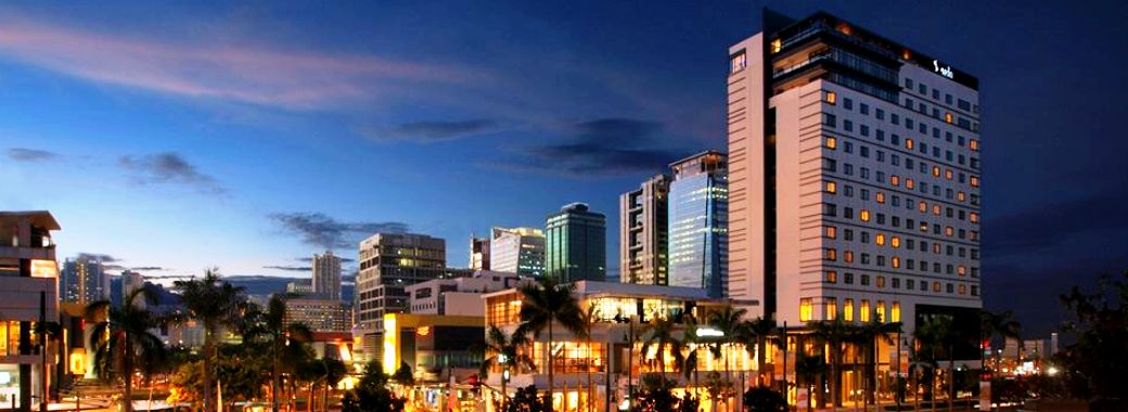 街明かりに照らされるセダ アヤラ センター セブ