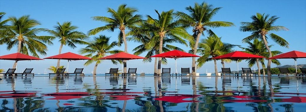 青い海と空が広がる爽やかなプール