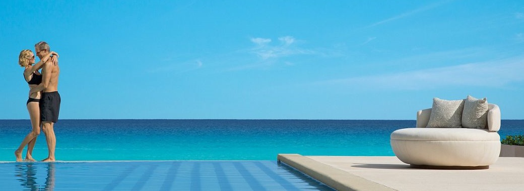 シークレッツ ザ バイン カンクン・インフィニティプール（公式HPより）