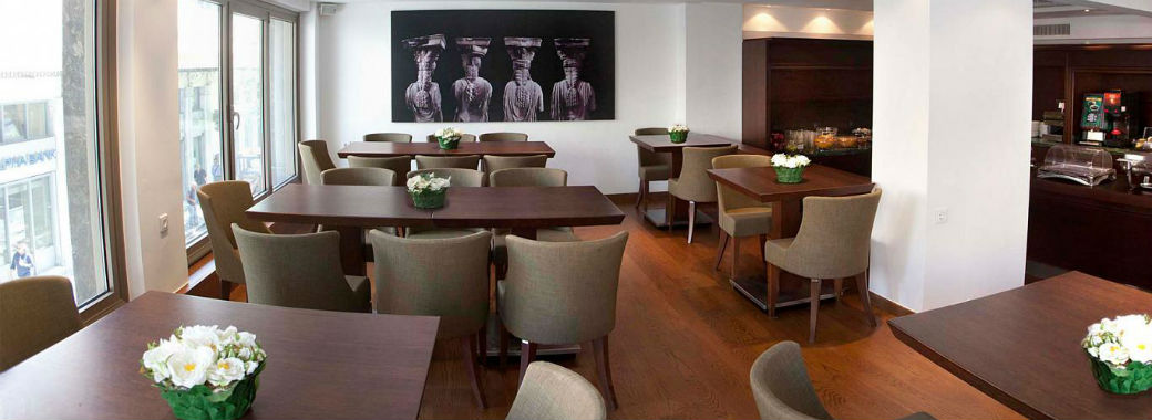 落ち着いた雰囲気のホテル内。