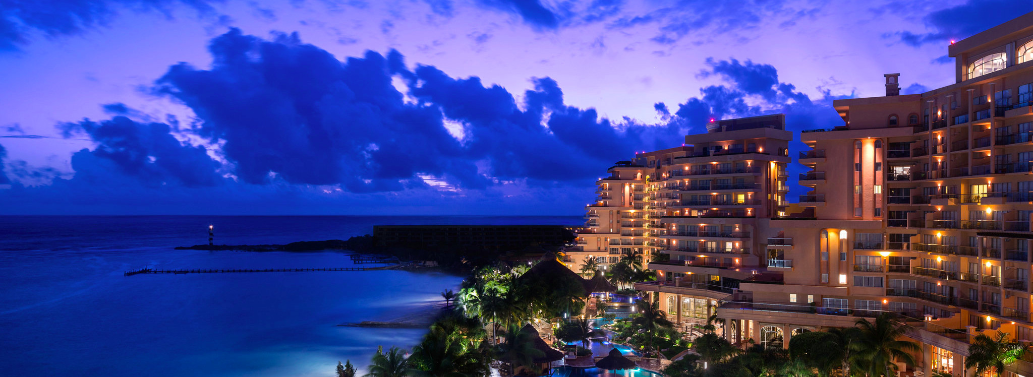 グランド フィエスタ アメリカーナ コーラル ビーチ カンクン外観夜