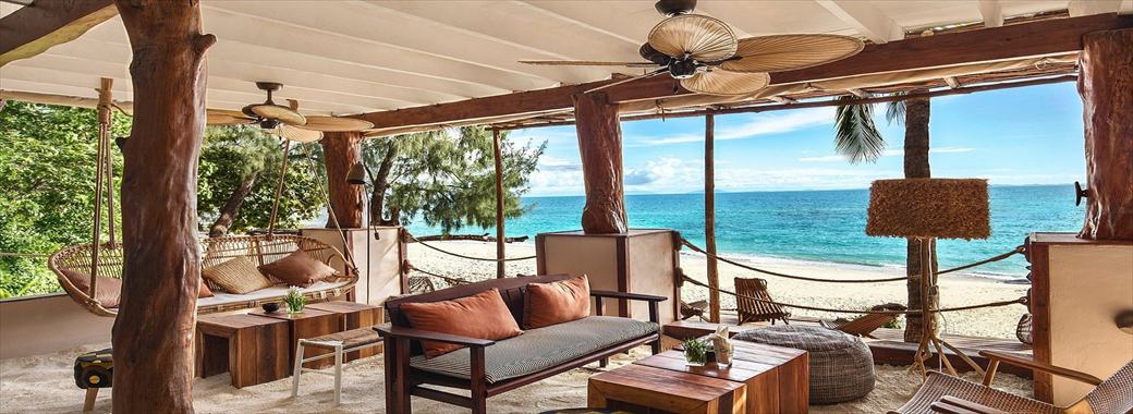 ビーチを望むバー