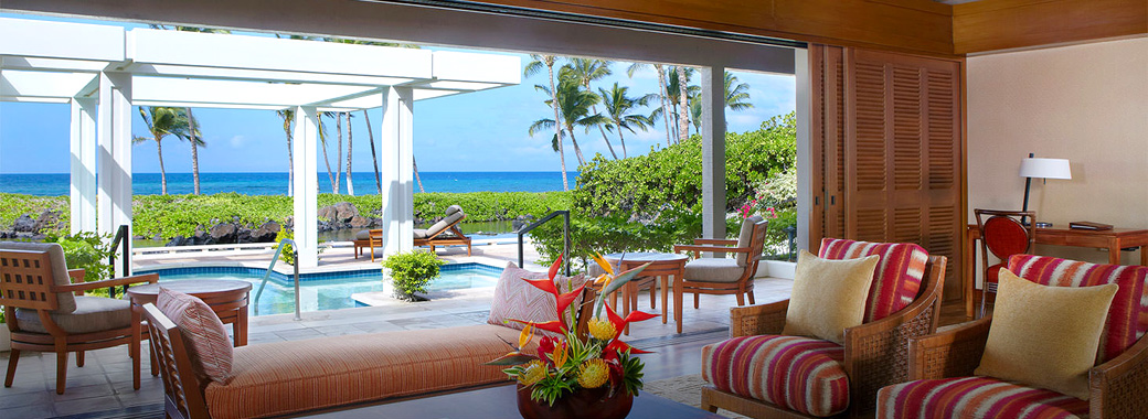 美しい白砂のビーチと、雄大な山々の風景を楽しめるオアシスのようなホテル