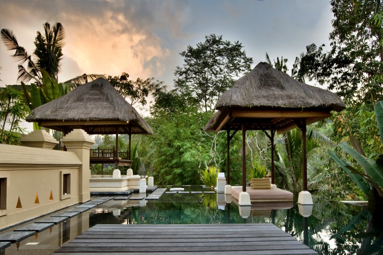 ロイヤル アユンヴィラ　プール