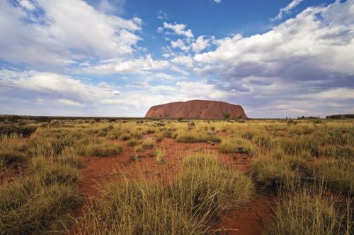 夕暮れ時のエアーズロック ©Tourism NT