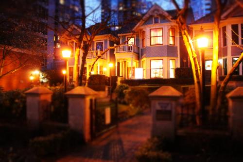 歴史あるビクトリア様式の家は市で保護されている(バンクーバー)