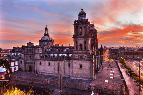 メキシコシティ・メトロポリタン大聖堂のサンセット