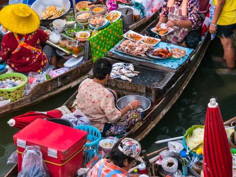 タイの名物のひとつの水上マーケット 掘り出し物も見つかるかも!?