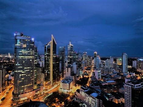 マカティの高層ビル群　Photo by Donald Tapan