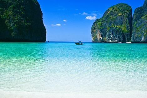 ピピ島:エメラルドグリーンの海が広がるマヤビーチ