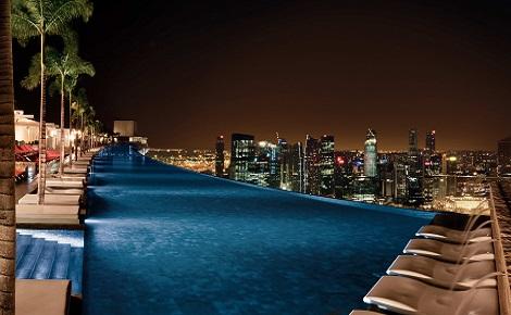 シンガポール:マリーナベイサンズ Infinity Pool at Sands SkyPark Night View/提供:Marina Bay Sands