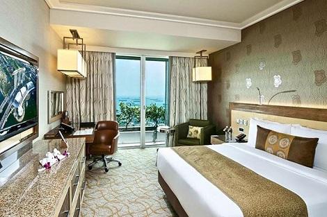 シンガポール：マリーナベイサンズ Deluxe Room Harbor View 客室一例／提供：Marina Bay Sands