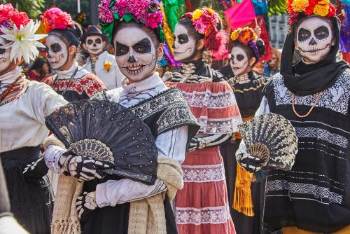 メキシコ中でカラフルな祭壇等により盛り上がるイベント『死者の日』(イメージ)