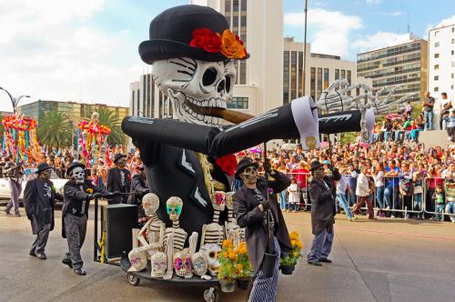 メキシコ中でカラフルな祭壇等により盛り上がるイベント『死者の日』(イメージ)