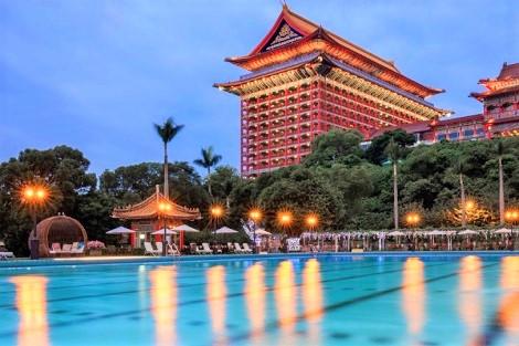 台北:ザ グランド ホテル プールと外観