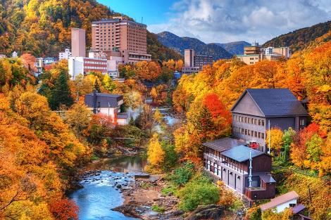 定山渓温泉:紅葉の温泉街(イメージ)