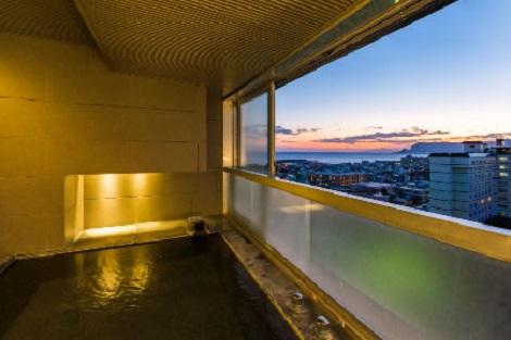 湯の川温泉:望楼NOGUCHI函館 展望風呂付き客室一例(望楼NOGUCHI函館公式ホームページより)