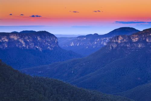 雄大な青い山並みと伝説の奇岩が連なる世界遺産の国立公園、ブルーマウンテンズ