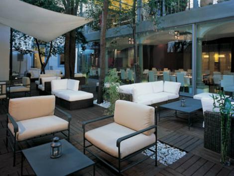 フィレンツェ:ホテル ロンドラ 中庭のバー