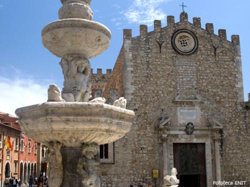 ◇◎タオルミーナ：ドゥオーモ／提供：Fototeca ENIT