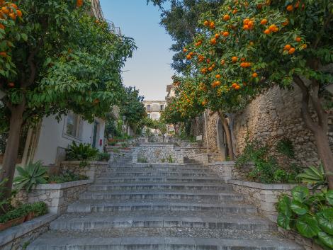 ◇◎タオルミーナ：名産のオレンジに彩られた石段