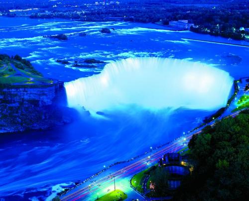 ナイアガラの滝 ©写真提供:オンタリオ州観光局