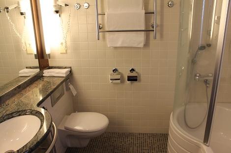 ロバニエミ：サンタズホテルサンタクロースバスルーム一例 