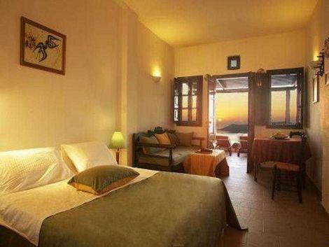 サントリーニ島：ダナ ヴィラズ 客室一例