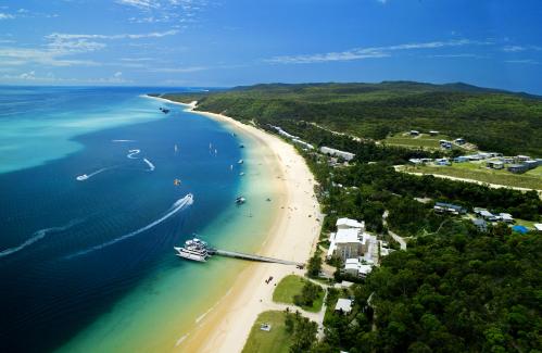 タンガルーマアイランドリゾートの真っ青な海と真っ白な砂浜！