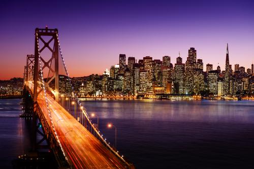 夜のゴールデン・ゲート・ブリッジと高層ビル群（サンフランシスコ）